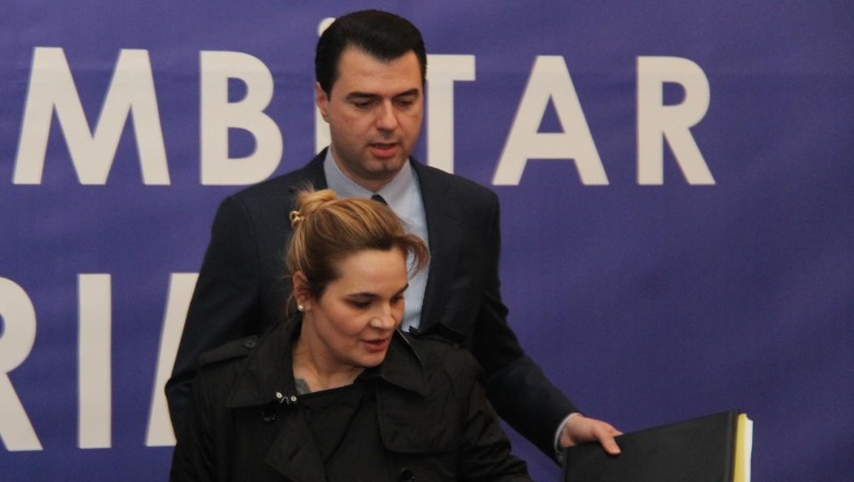 I bashkon hajdutëria: Kryemadhi i “shkon” në lagje Bashës, “këshillohet” me shtetasen holandeze Aurela (Video) I bashkon hajdutëria: Kryemadhi i “shkon” në lagje Bashës, “këshillohet” me shtetasen holandeze Aurela (Video)