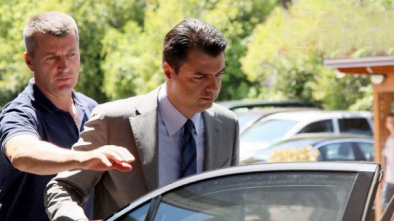 Bashës i ngec ora sërish, duhet vizituar për humbje kujtese: Ja gafa e radhës e “filozofit” të PD (Video) Bashës i ngec ora sërish, duhet vizituar për humbje kujtese: Ja gafa e radhës e “filozofit” të PD (Video)