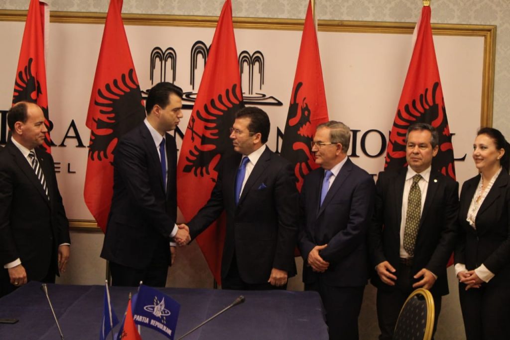 FOTOT/ Urra urra! “Fitimtarët” të drejtuar nga kryeministri i ri në tentativë, krijojnë koalicionin humbës për të mos marrë pjesë në zgjedhje! FOTOT/ Urra urra! “Fitimtarët” të drejtuar nga kryeministri i ri në tentativë, krijojnë koalicionin humbës për të mos marrë pjesë në zgjedhje!