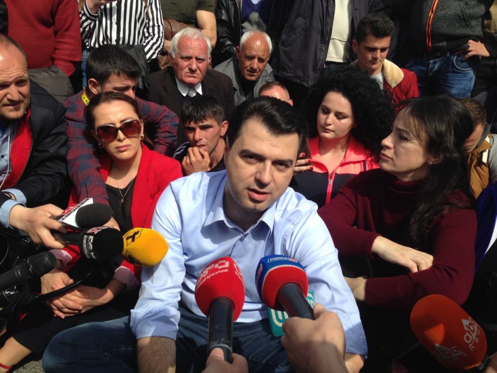 Basha bëhet “nostalgjik”, rikthehet të protestoj për vjedhjen e Rrugës së Kombit ku u avulluan 230 milion dollarë Basha bëhet “nostalgjik”, rikthehet të protestoj për vjedhjen e Rrugës së Kombit ku u avulluan 230 milion dollarë