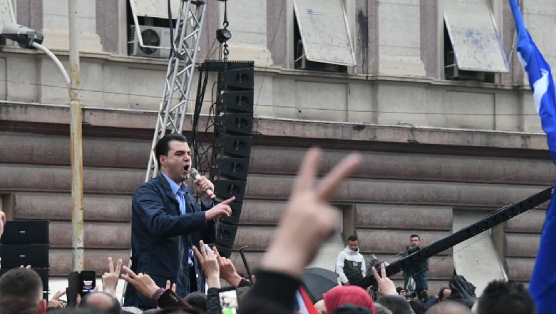 Protesta finale …dështim spektakolar i radhës i PD-LSI: Basha “xhiro” rreth Kryeministrisë dhe Kuvendit për t’i bërë qejfin Berishës dhe Kryemadhit