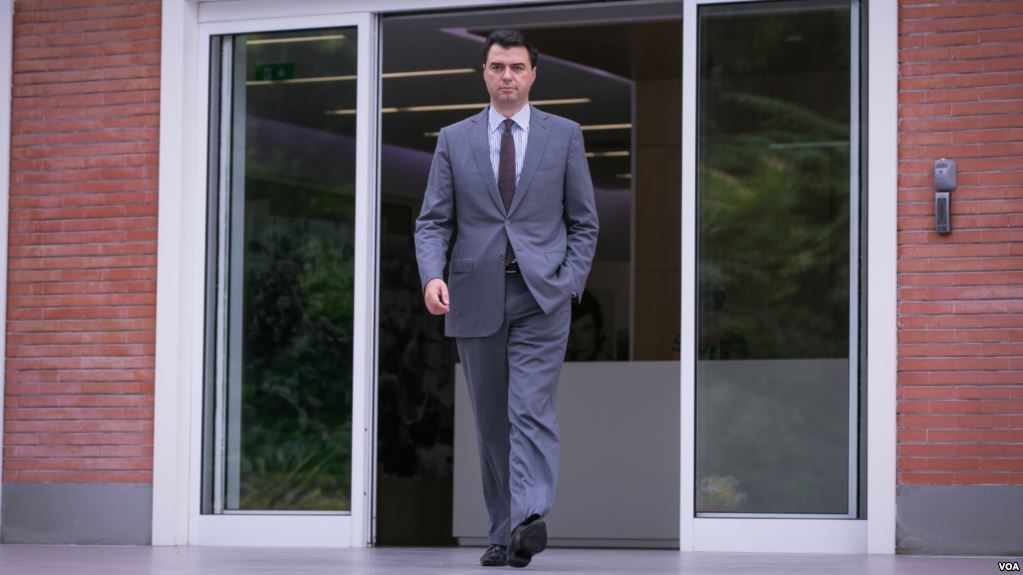 Ish-Ministri i Brendshëm Basha “baltos” qëllimisht policinë dhe mbron koncensionarin kinez: Fajin e ka shteti! Ish-Ministri i Brendshëm Basha “baltos” qëllimisht policinë dhe mbron koncensionarin kinez: Fajin e ka shteti!