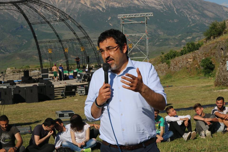 Ministri Çuçi u jep lajmin e mirë fermerëve: Do të përfitojnë 100 lekë për litër qumësht! Ministri Çuçi u jep lajmin e mirë fermerëve: Do të përfitojnë 100 lekë për litër qumësht!