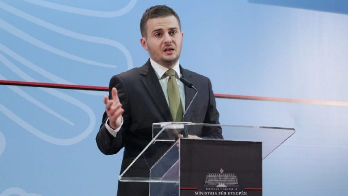 Gent Caka jep ultimatumin e fundit për “konsujt e nderit”: Dorëzoni targat diplomatike deri në fund të javës Gent Caka jep ultimatumin e fundit për “konsujt e nderit”: Dorëzoni targat diplomatike deri në fund të javës