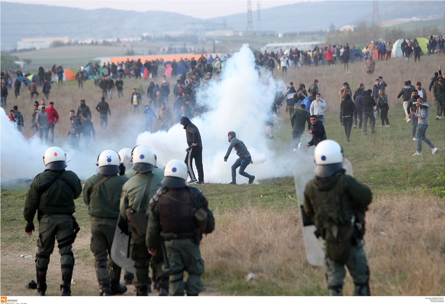 Çfarë po ndodh? Pas një njoftimi në rrjetet sociale, Selaniku përfundon në kaos (Qindra refugjatë tentojnë të hyjnë në Maqedoninë e Veriut) Çfarë po ndodh? Pas një njoftimi në rrjetet sociale, Selaniku përfundon në kaos (Qindra refugjatë tentojnë të hyjnë në Maqedoninë e Veriut)