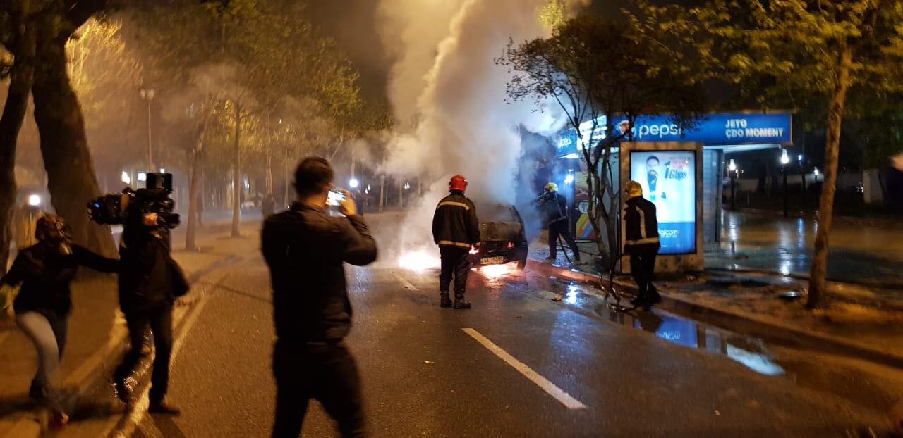 FOTOT/ Pas makinës, protestuesi paqësor dhe i maskuar i vë flakën kioskës se e k.ërcënoi keq FOTOT/ Pas makinës, protestuesi paqësor dhe i maskuar i vë flakën kioskës se e k.ërcënoi keq