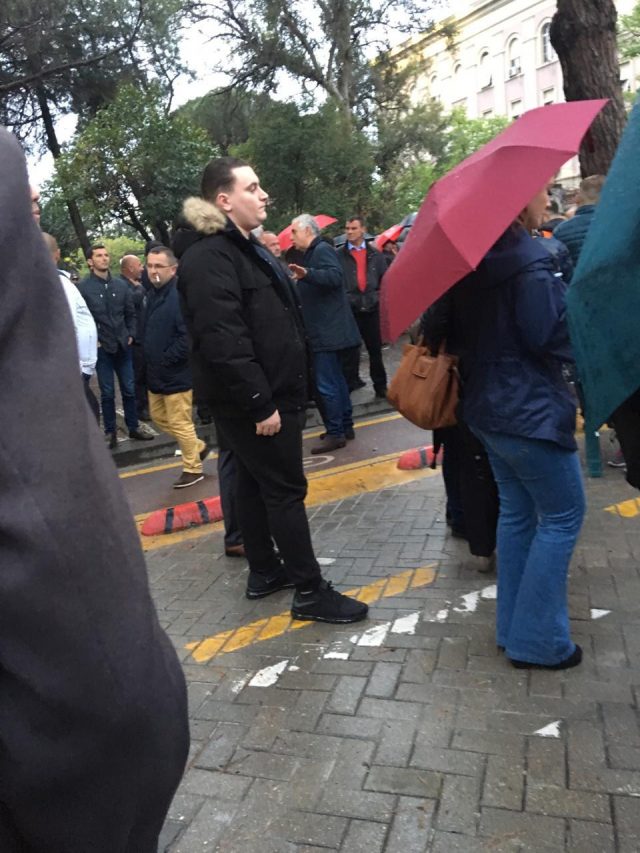 Pas Kiri Hajdarit, protestës i bashkohet edhe djali i Sokol Olldashit (FOTO)