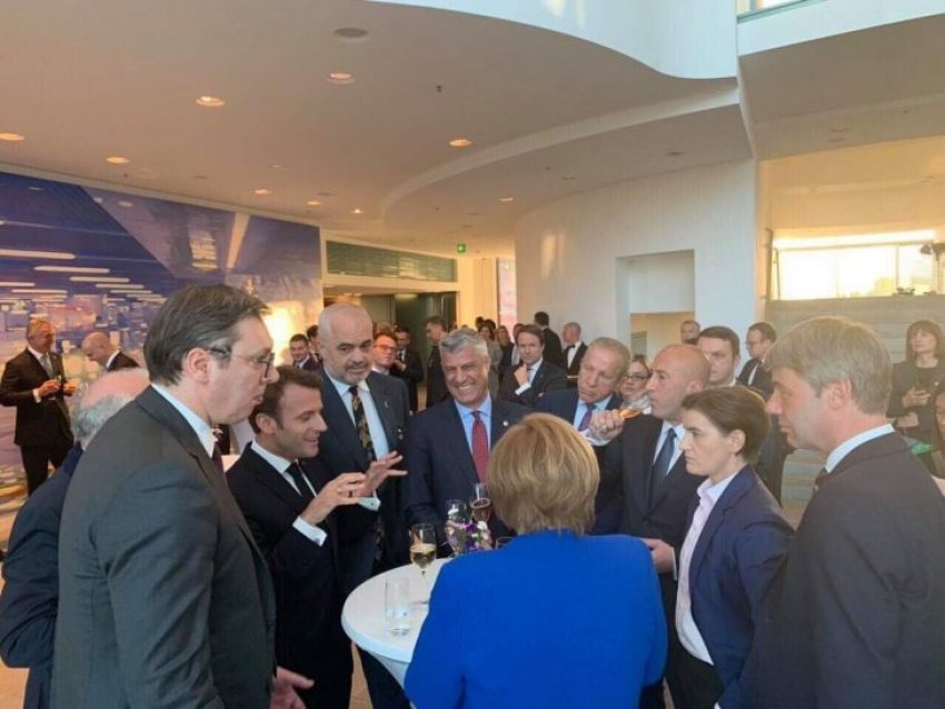 Përplasje të ashpra mes liderëve shqiptarë dhe atyre serbë në darkën e Berlinit Përplasje të ashpra mes liderëve shqiptarë dhe atyre serbë në darkën e Berlinit