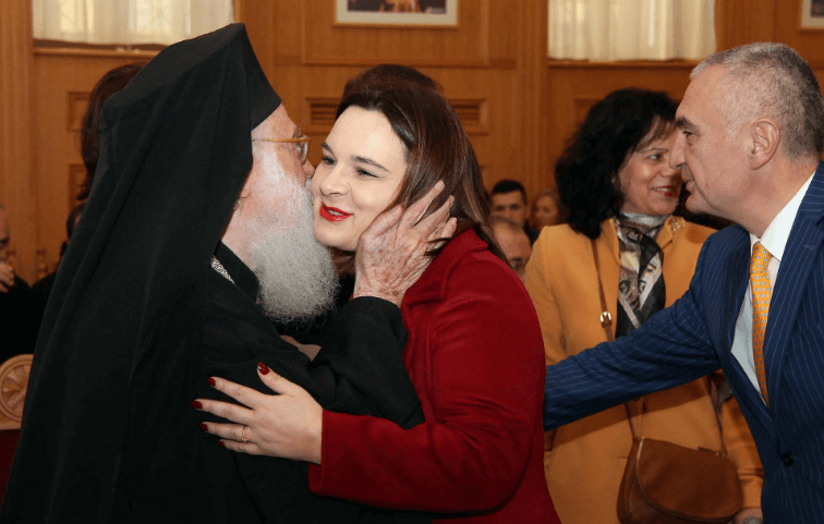 Meta e Monika kërkojnë “ringjalljen” duke u betuar ditën e Pashkëve për solidaritet me të vobektët. Ktheni milionat, Zoti ju sheh vetë! Meta e Monika kërkojnë “ringjalljen” duke u betuar ditën e Pashkëve për solidaritet me të vobektët. Ktheni milionat, Zoti ju sheh vetë!