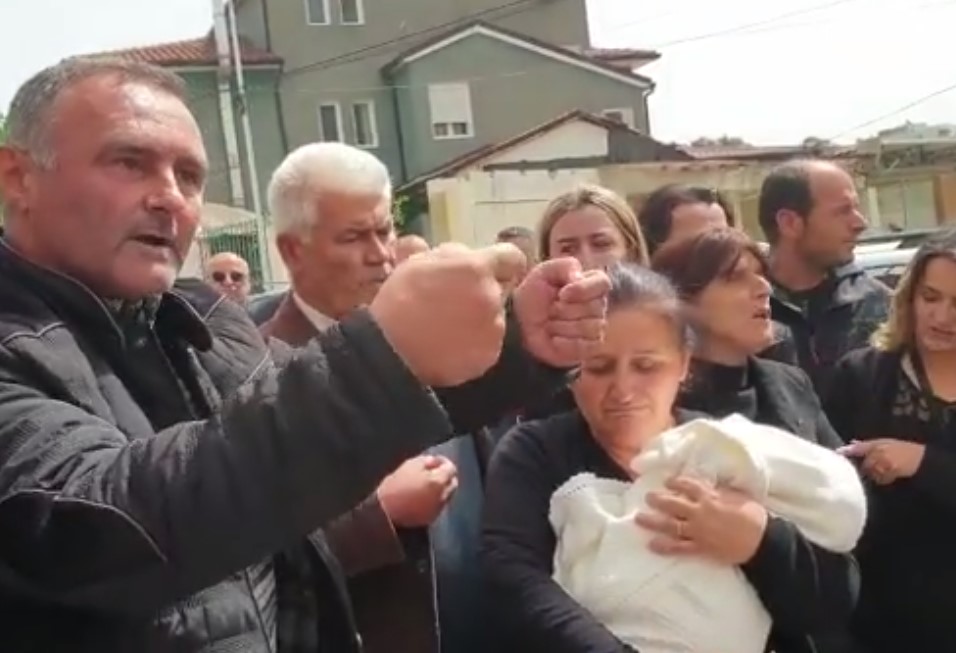 Familjarët e 25-vjeçares që vdiq pas lindjes nuk tërhiqen, ftojnë në protestë të gjitha nënat Familjarët e 25-vjeçares që vdiq pas lindjes nuk tërhiqen, ftojnë në protestë të gjitha nënat