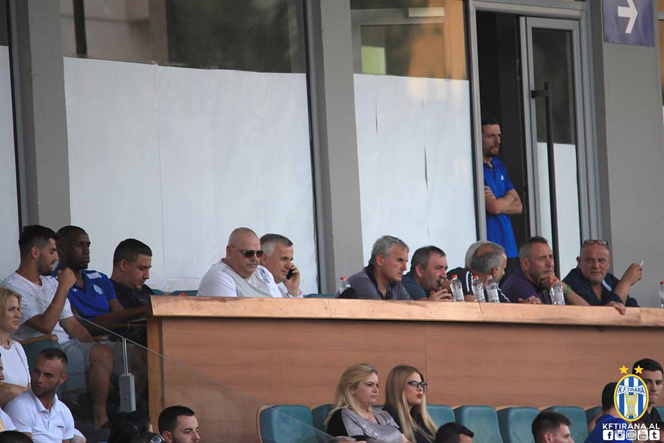 Sherr pas ndeshjes Laçi-Tirana, presidenti Laska ndjek me makinë deri në Tiranë Refik Halilin dhe përfundon në polici Sherr pas ndeshjes Laçi-Tirana, presidenti Laska ndjek me makinë deri në Tiranë Refik Halilin dhe përfundon në polici