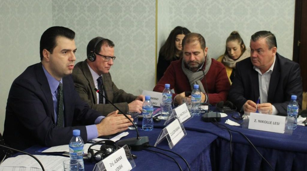 VIDEO/ Nikollë Lesi në protesta për të parë “rrëzimin” e Ramës, pretendon se policia d.hunoi VIDEO/ Nikollë Lesi në protesta për të parë “rrëzimin” e Ramës, pretendon se policia d.hunoi