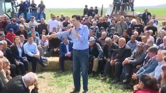Ja si tallet Basha me punonjësit e Bashkisë Kavajë si fermer në Luz: Unë kryeministër pasi të uli taksat… do rrisi 100% pensionin?! (Video) Ja si tallet Basha me punonjësit e Bashkisë Kavajë si fermer në Luz: Unë kryeministër pasi të uli taksat… do rrisi 100% pensionin?! (Video)
