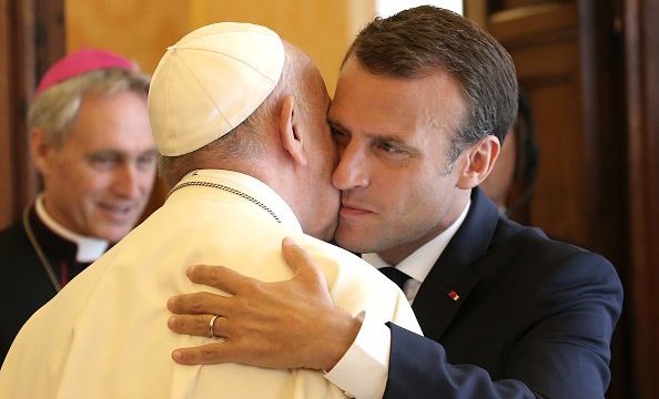 Macron e fton papën në Francë pas djegies së “Notrë Damë” Macron e fton papën në Francë pas djegies së “Notrë Damë”