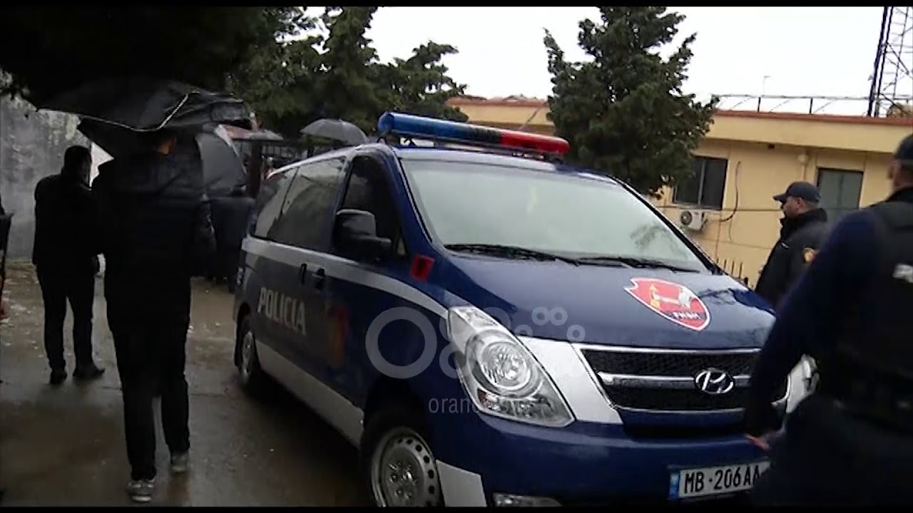 Britma dhe lot! Vajza shtatzënë dhe vëllai në gjyq për mina me telekomandë Babai: Ç’më bëre o bir?! Britma dhe lot! Vajza shtatzënë dhe vëllai në gjyq për mina me telekomandë Babai: Ç’më bëre o bir?!