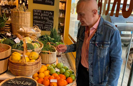 Pas “divorcit” politik me gruan, Meta kopjon keq Merkelin: Presidenti i “ve” shkon të bëj pazar në lagjen rezidenciale i rrethuar me dhjetra gardist Pas “divorcit” politik me gruan, Meta kopjon keq Merkelin: Presidenti i “ve” shkon të bëj pazar në lagjen rezidenciale i rrethuar me dhjetra gardist