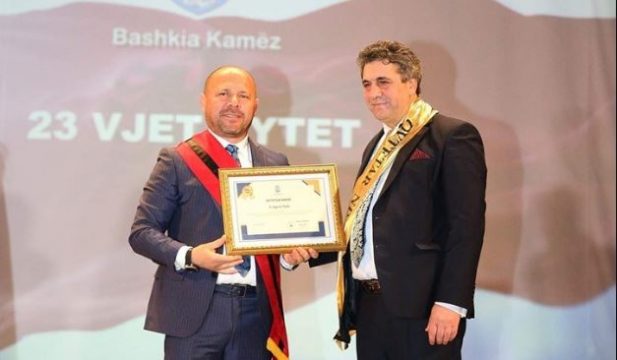 Na u mbush vendi me “qytetar nderi” që nuk i nderon askush! Mziu shpall “Qytetar nderi” Agronin, Jemin shpall Xhelalin Na u mbush vendi me “qytetar nderi” që nuk i nderon askush! Mziu shpall “Qytetar nderi” Agronin, Jemin shpall Xhelalin