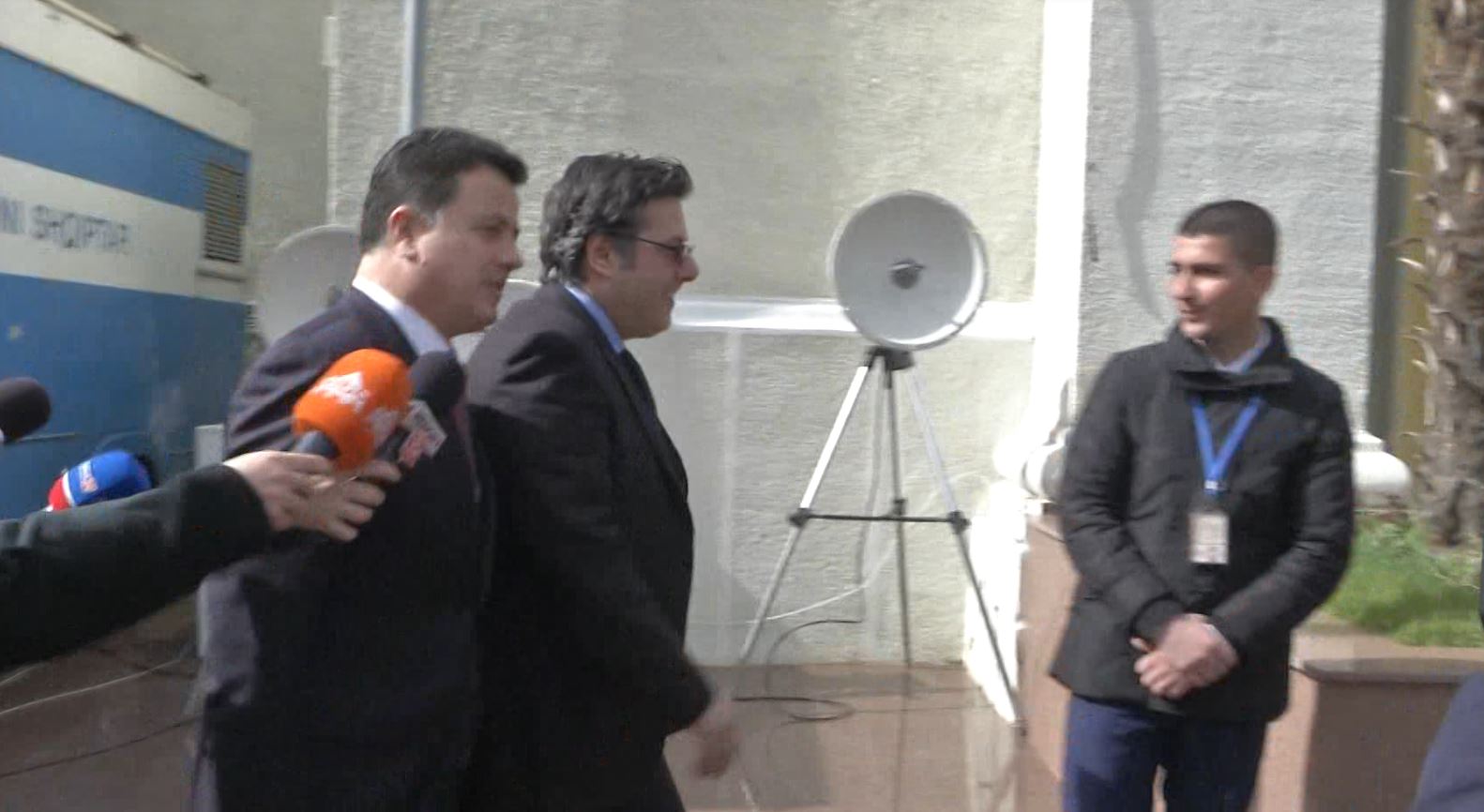 Paloka u kreh bishtin kuksianëve: Kukësi ka burra, të bashkohemi të gjithë burra e gra që Edi Rama mos të futet në Kukës të Premten Paloka u kreh bishtin kuksianëve: Kukësi ka burra, të bashkohemi të gjithë burra e gra që Edi Rama mos të futet në Kukës të Premten