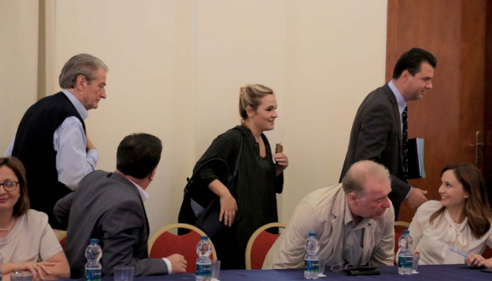 Vrapo Lulzim vrapo… me sapun në dorë! Vrapo Lulzim vrapo… me sapun në dorë!