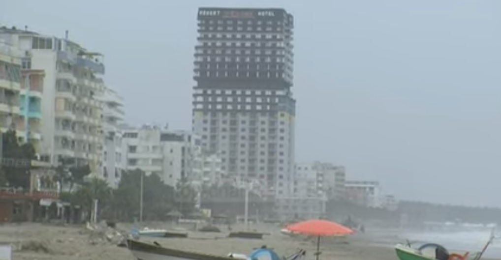 Pallati 28-katësh në Golem do të shembet/ Ndërtuesi Enver Shala k.ërcënoi inxhinierët, shpallet në kërkim nga policia Pallati 28-katësh në Golem do të shembet/ Ndërtuesi Enver Shala k.ërcënoi inxhinierët, shpallet në kërkim nga policia