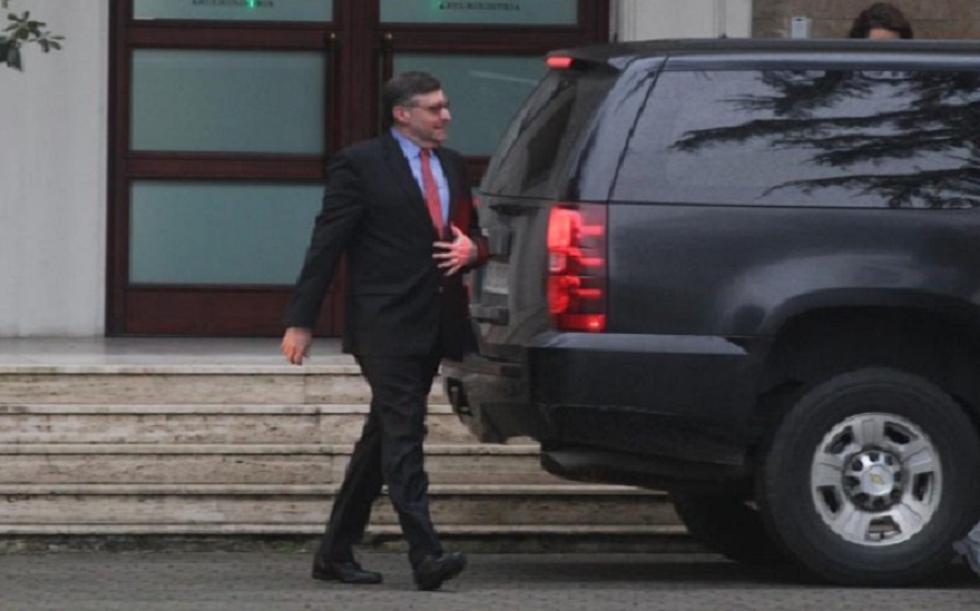 Matthew Palmer thërret në takim Ramë, Bashën dhe Metën… eviton Kryemadhin që e quajti “Palmolive” Matthew Palmer thërret në takim Ramë, Bashën dhe Metën… eviton Kryemadhin që e quajti “Palmolive”