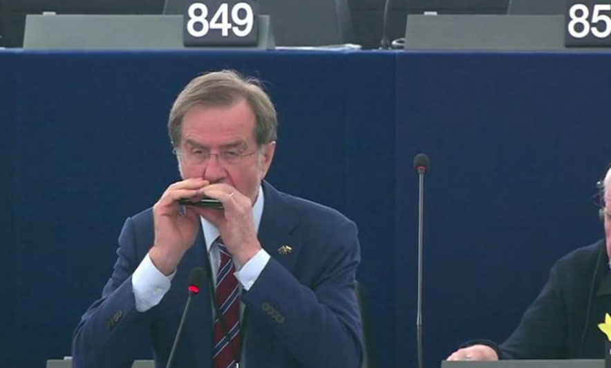 Ku do ankohet Holanda?! Parlamentit Europian mbyllë me performancë muzikore seancën fundit Ku do ankohet Holanda?! Parlamentit Europian mbyllë me performancë muzikore seancën fundit