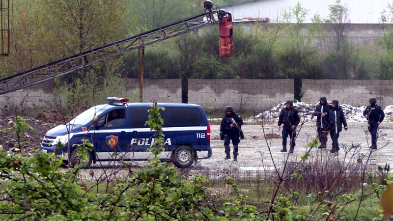 Ngjarja e bujshme në Rinas: Një polic dhe një shtetase greke të përfshirë në grabitje