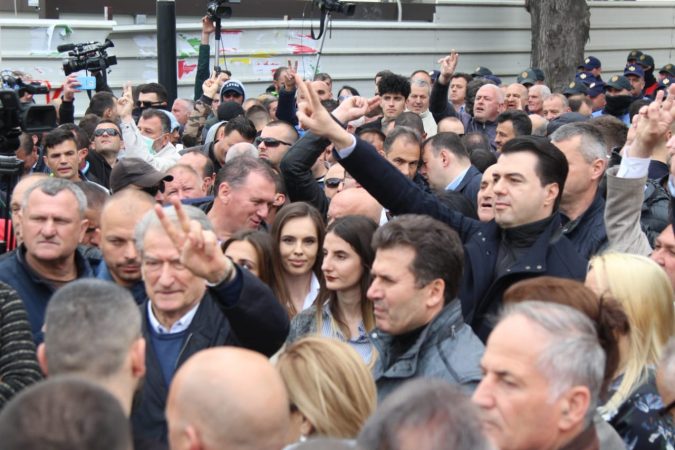 Nuk i’a plotëson dot dëshirën Saliut: Rama vazhdon axhendën jashtë Shqipërie, opozita ritualin e radhës si “vallja e dervishëve” Nuk i’a plotëson dot dëshirën Saliut: Rama vazhdon axhendën jashtë Shqipërie, opozita ritualin e radhës si “vallja e dervishëve”