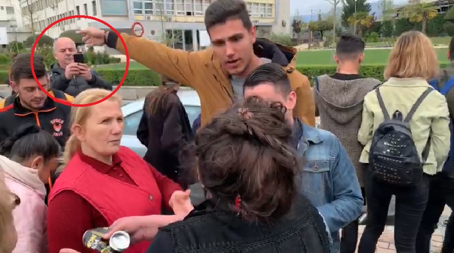 Ish-deputeti i PD drejton protestën kundër shkollës së re në Kodër-Kamëz, shfrytëzon studentët Ish-deputeti i PD drejton protestën kundër shkollës së re në Kodër-Kamëz, shfrytëzon studentët