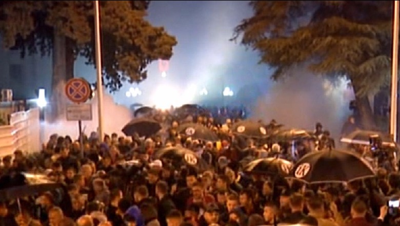 Luli ja merr këngës pas protestës madhështore, Rama: Këta humbës të pashërueshëm po rrisin çdo ditë faturën, që do u presë sovrani në 30 qershor Luli ja merr këngës pas protestës madhështore, Rama: Këta humbës të pashërueshëm po rrisin çdo ditë faturën, që do u presë sovrani në 30 qershor