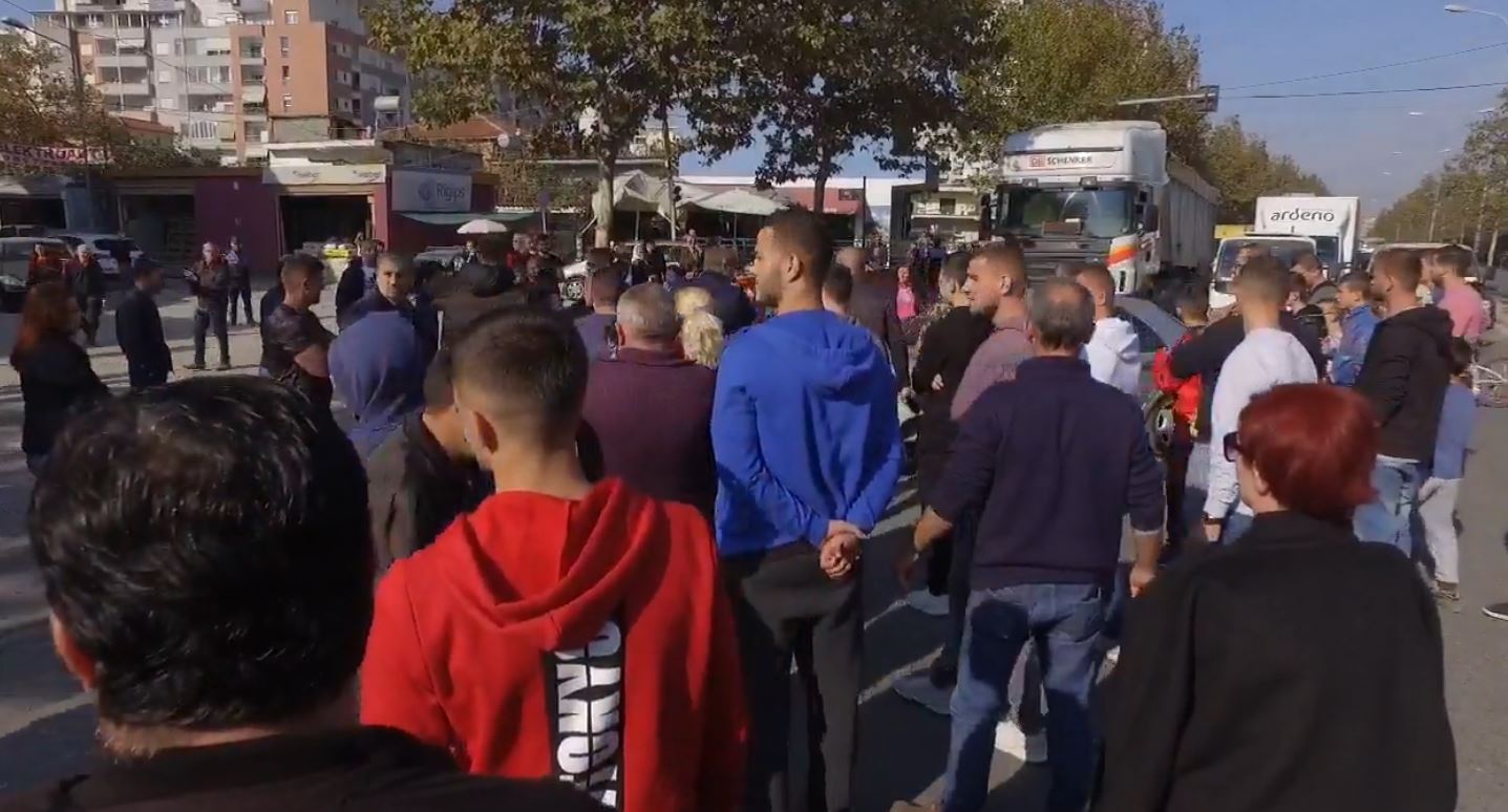 Shteti të ndërhyjë! Plas grushti tek Astiri, banorët e “Toka e xanun” tani pretendojnë… “Rruga e xanun” i përplas me drejtuesit e mjeteve Shteti të ndërhyjë! Plas grushti tek Astiri, banorët e “Toka e xanun” tani pretendojnë… “Rruga e xanun” i përplas me drejtuesit e mjeteve