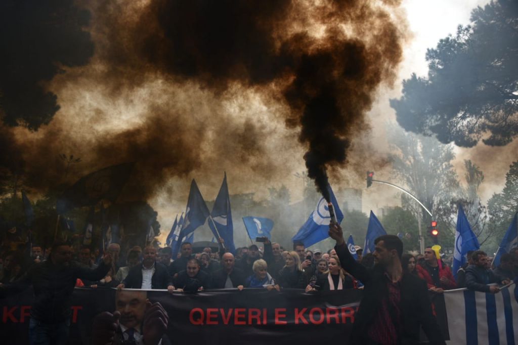 FOTOT/ Opozita e Tiranës rakordon orën e protestës me Beogradin dhe Podgoricën