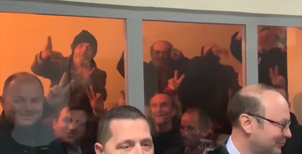 Ç’borxh ju kanë të “këputurit” dhe të gënjyerit, që të bëjnë b.urgun tuaj?! Ç’borxh ju kanë të “këputurit” dhe të gënjyerit, që të bëjnë b.urgun tuaj?!