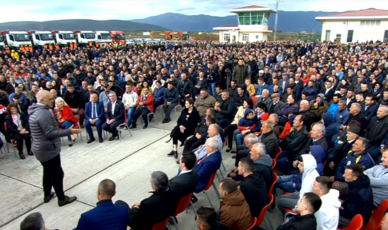 Rama prezanton Safet Gjicin si kandidat për bashkinë e Kukësit Ironi me kryebashkiakun dhe punonjësit e tij protestues: S’ka pyll pa derra (Video) Rama prezanton Safet Gjicin si kandidat për bashkinë e Kukësit Ironi me kryebashkiakun dhe punonjësit e tij protestues: S’ka pyll pa derra (Video)