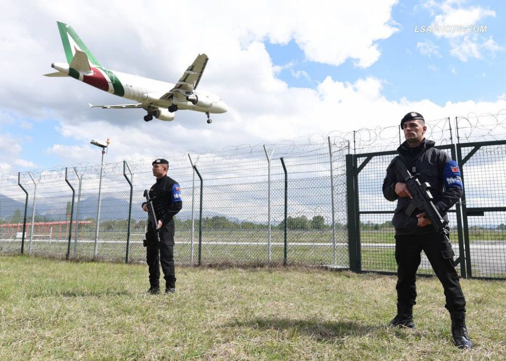 Sekretari i PD: Ushtarët janë injorantë dhe të papërgatitur, ata të thonë “ndal” dhe të v.rasin, ose nuk të thonë fare Sekretari i PD: Ushtarët janë injorantë dhe të papërgatitur, ata të thonë “ndal” dhe të v.rasin, ose nuk të thonë fare