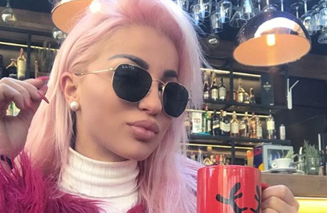 Roza Lati shpërthen ndaj komentueses: “Ti më njeh mua moj ku*vë”! Roza Lati shpërthen ndaj komentueses: “Ti më njeh mua moj ku*vë”!