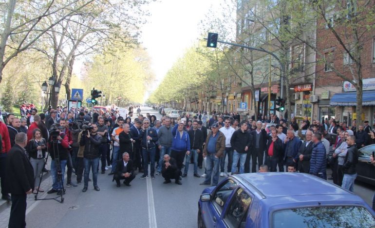 A do reagoi shteti për çmenduritë e opozitës së rrugës?! Nesër do të bllokojë 5 akse kryesore në vend A do reagoi shteti për çmenduritë e opozitës së rrugës?! Nesër do të bllokojë 5 akse kryesore në vend