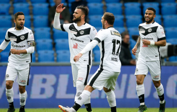 “Të q*** robt”! Sadiku shan pas super golit trajnerin (Video) “Të q*** robt”! Sadiku shan pas super golit trajnerin (Video)