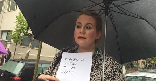 Prezanca e “britanikes” së Bashës në protestë e medias, përçan gazetarët Prezanca e “britanikes” së Bashës në protestë e medias, përçan gazetarët