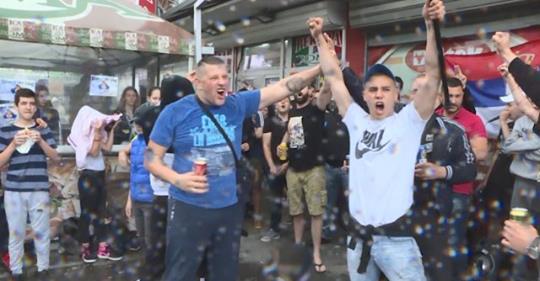 Dhjetra qytetarë në Beograd protestuan kundër bukëpjekësve shqiptarë Dhjetra qytetarë në Beograd protestuan kundër bukëpjekësve shqiptarë