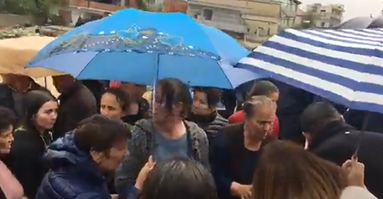 Stop Bulevardi i Ri! Banorët e Bregut të Lumit nën udhëheqjen e Balliut të Fahriut përplasen me policinë…! Stop Bulevardi i Ri! Banorët e Bregut të Lumit nën udhëheqjen e Balliut të Fahriut përplasen me policinë…!