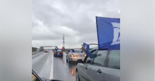 Lulzim Basha i lumturuar nga “skifterët” e flamujve: Rrezik i madh për aksident, qarkullimi kundravajtje me makinën e tij! (Video)