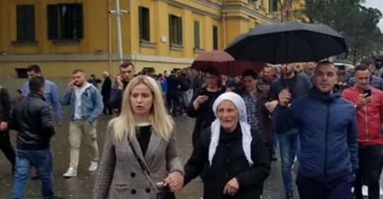 Luli: Merrni të afërmit, familjarët, pleq e fëmijë në protestë! “Bija e partisë” nga Burreli mori gjyshen… 80 vjeçare Luli: Merrni të afërmit, familjarët, pleq e fëmijë në protestë! “Bija e partisë” nga Burreli mori gjyshen… 80 vjeçare