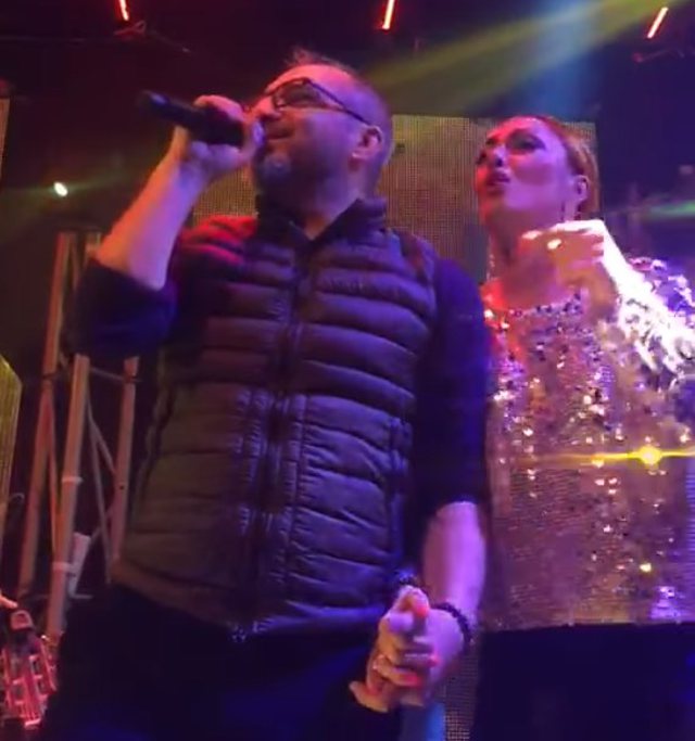 FOTO/ “E kapur për dore me Tahirin duke kënduar”, revoltohet keq këngëtarja FOTO/ “E kapur për dore me Tahirin duke kënduar”, revoltohet keq këngëtarja