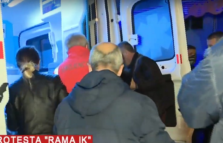 Berisha humb ekuilibrin nga gazi lotsjellës: Shikoni pamjet teksa largohet (Foto) Berisha humb ekuilibrin nga gazi lotsjellës: Shikoni pamjet teksa largohet (Foto)