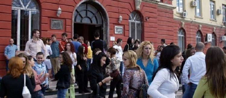 “Sharlatanët me doktoraturë”, prodhim politik i universitetit me “partishmëri”! “Sharlatanët me doktoraturë”, prodhim politik i universitetit me “partishmëri”!