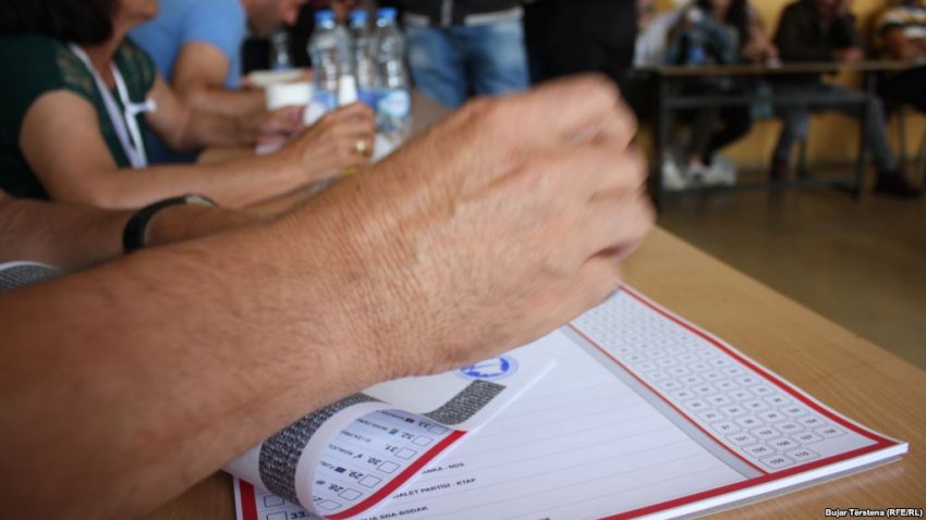 Delegacioni i deputetëve të Bundestagut “vulos” fatin e zgjedhjeve: Të bëhen më 30 Qershor, opozita e ka kthyer në sport bojkotimin e institucioneve Delegacioni i deputetëve të Bundestagut “vulos” fatin e zgjedhjeve: Të bëhen më 30 Qershor, opozita e ka kthyer në sport bojkotimin e institucioneve