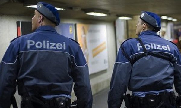 Shqiptari bëhet i fortë me policin e Zvicrës pastaj thotë: “Oj gru më myten bre!” (Video) Shqiptari bëhet i fortë me policin e Zvicrës pastaj thotë: “Oj gru më myten bre!” (Video)