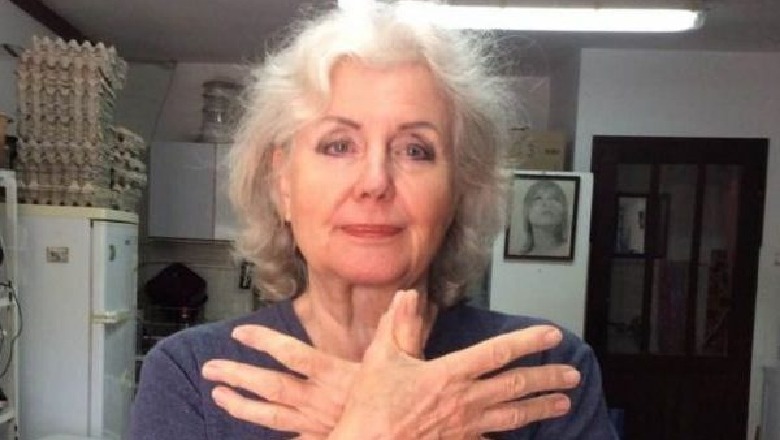 Gazetarja serbe bën ‘shqiponjën’ për të përkrahur shqiptarët në Serbi Gazetarja serbe bën ‘shqiponjën’ për të përkrahur shqiptarët në Serbi