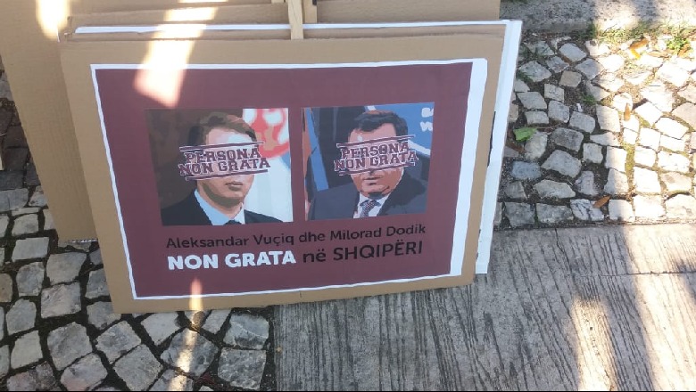 Përfundon protesta kundër Vuçiç: Policia shoqëron 3 persona, pritet ndalim i organizatorëve Përfundon protesta kundër Vuçiç: Policia shoqëron 3 persona, pritet ndalim i organizatorëve